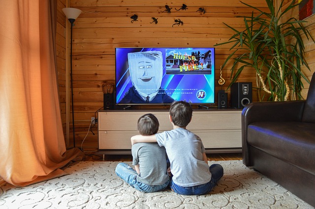 Modern wonen: de transformatie van je woonkamer met een tv-wand en sfeerhaard